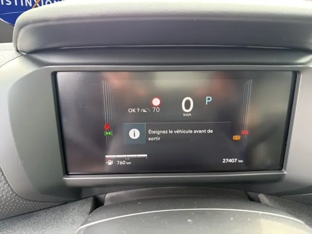 Tableau de bord numérique de la Citroën C4 hybride 2025 affichant 0 km/h et message d'arrêt du véhicule.