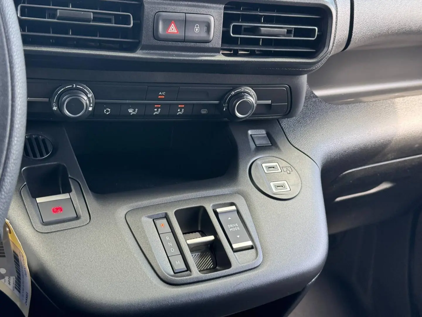 Détail de la console centrale noire du Citroën Berlingo Fourgon XL Diesel 130ch avec commandes de climatisation et boîte automatique.