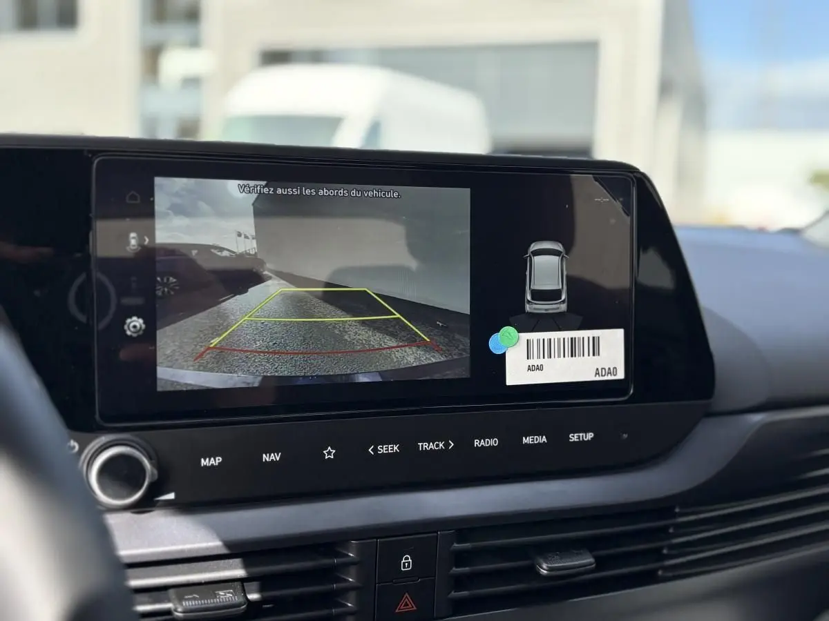 Vue intérieure sur l’écran multimédia de la Hyundai i20 2026 noir métal, affichant la caméra de recul avec guidage.