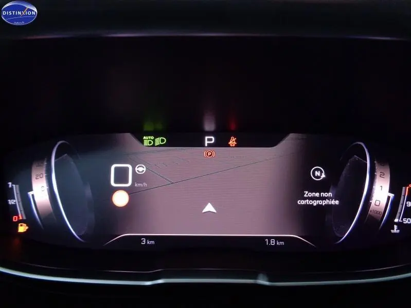 Affichage numérique du tableau de bord du Peugeot 3008 2023, indiquant la vitesse à 0 km/h et une zone non cartographiée.
