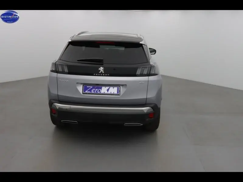 Vue arrière d'un Peugeot 3008 gris Artense avec feux arrière LED et double sortie d'échappement intégrée.