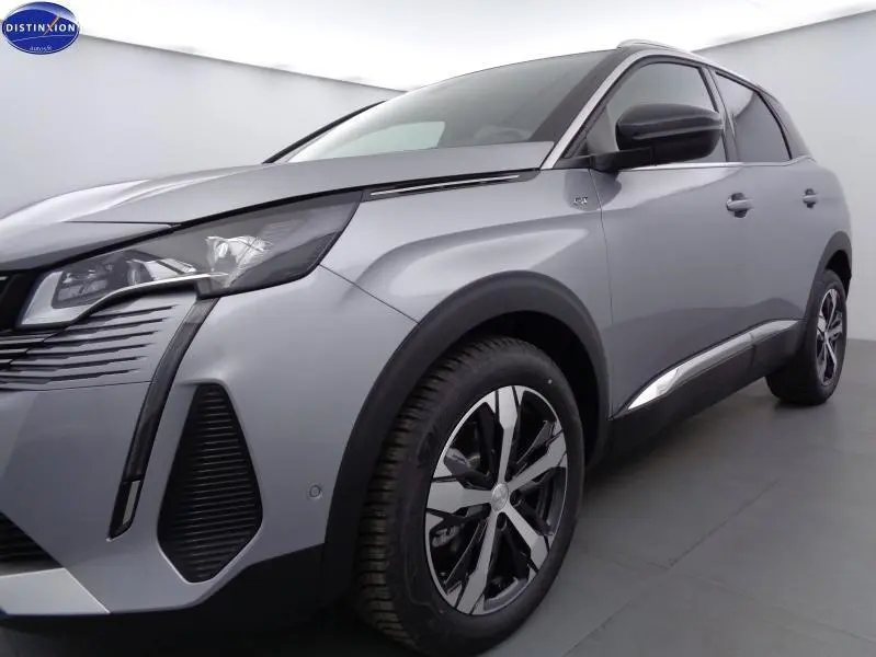 Vue 3/4 avant droit du Peugeot 3008 gris Artense avec jantes alu et détails noirs contrastants