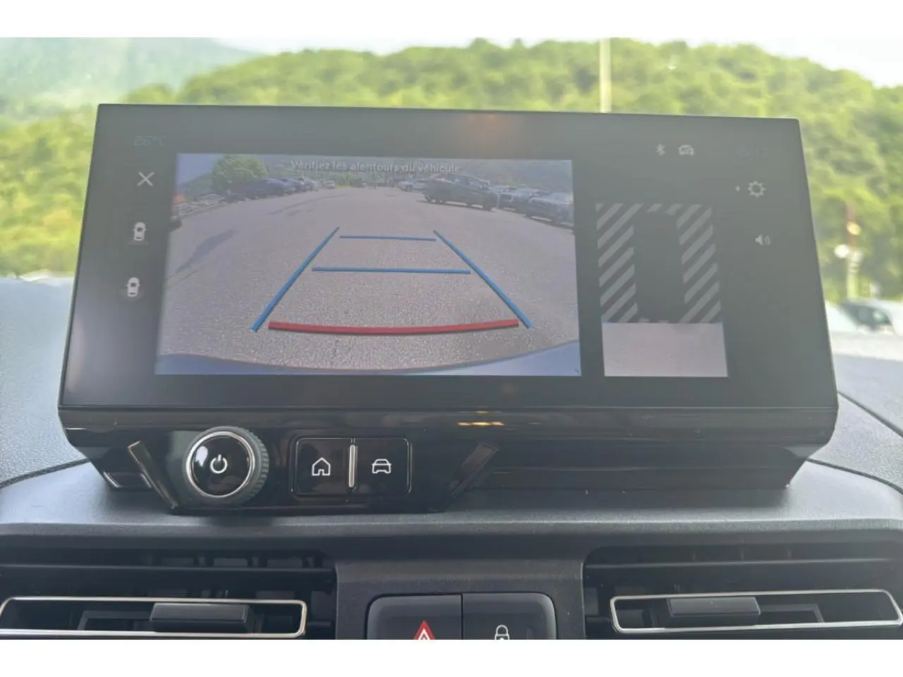 Écran tactile du tableau de bord du Citroën Berlingo 2025 montrant la caméra de recul en fonctionnement.