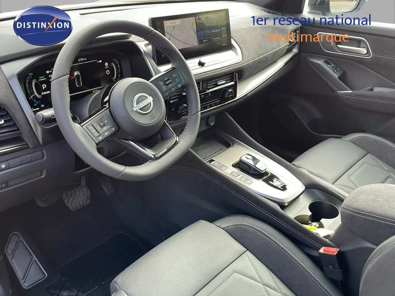 Intérieur du Nissan Qashqai 2025 vu côté conducteur, tableau de bord moderne avec écran tactile et volant multifonction.