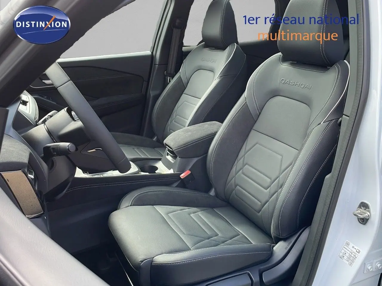 Intérieur du Nissan Qashqai 2025, sièges avant en cuir noir avec surpiqûres blanches, vue côté conducteur ouverte.
