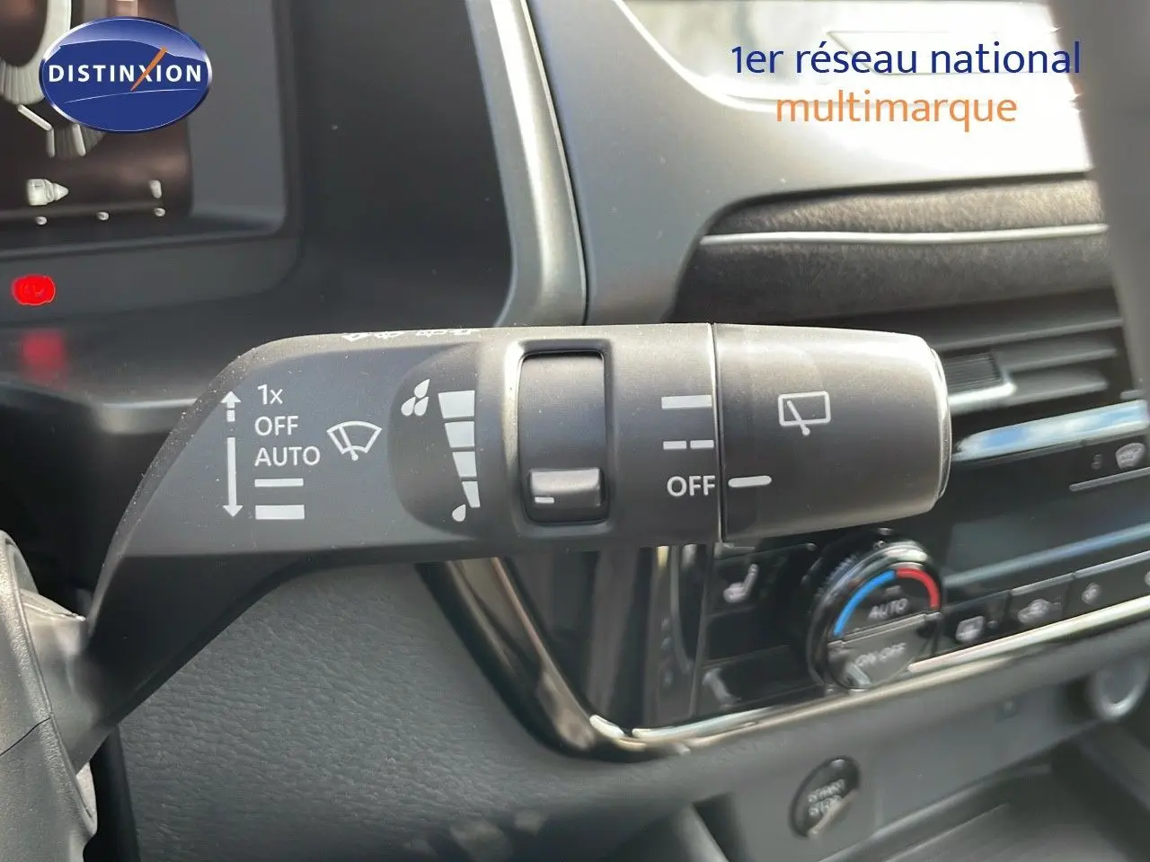 Gros plan sur la commande d'essuie-glace dans l'habitacle du Nissan Qashqai blanc nacré 2025 avec toit noir.