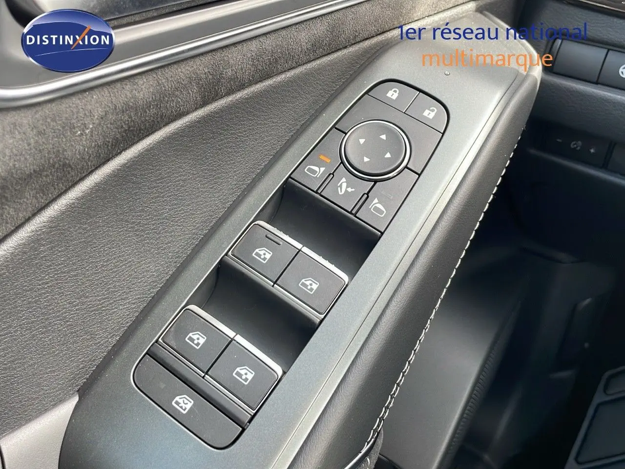 Gros plan sur les commandes des vitres et rétroviseurs côté conducteur du Nissan Qashqai 2025 finition N-Design.