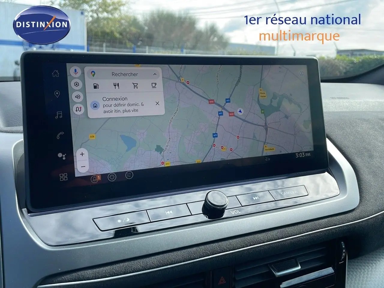 Écran tactile central avec navigation GPS dans l'habitacle du Nissan Qashqai blanc nacré toit noir 2025.