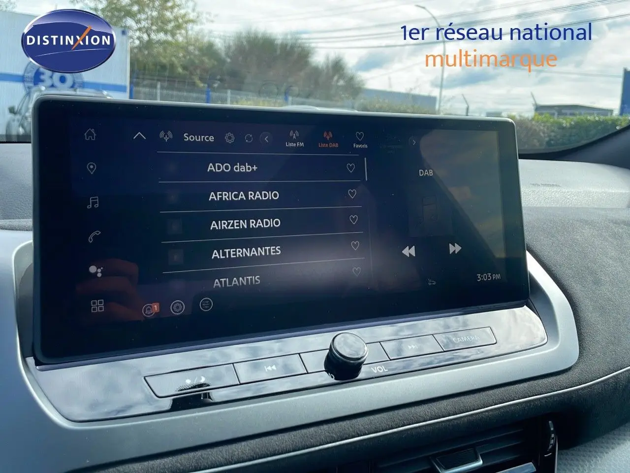 Écran tactile central affichant les stations radio DAB+ dans l'habitacle du Nissan Qashqai blanc nacré 2025.