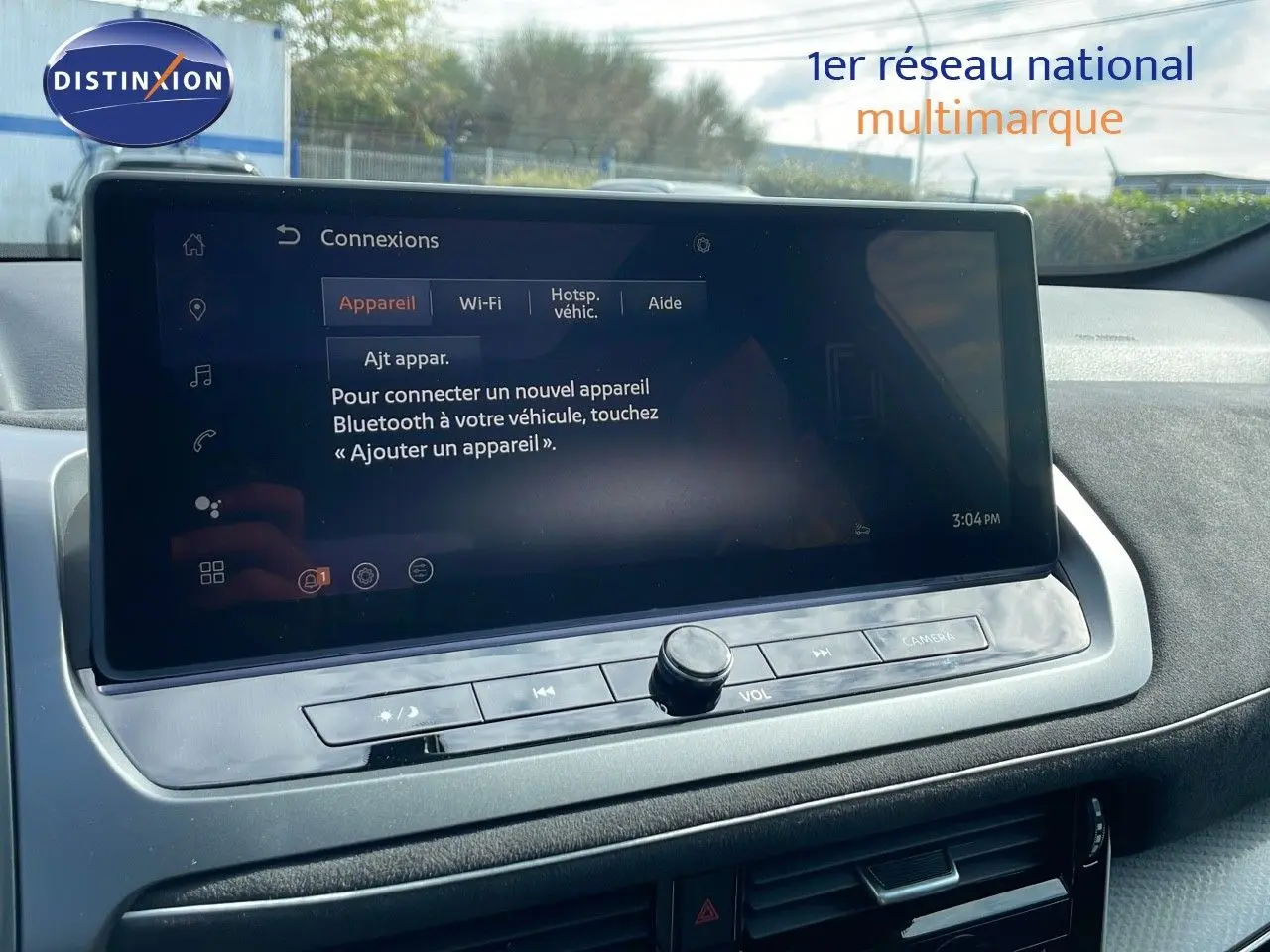 Écran tactile central du Nissan Qashqai blanc nacré avec toit noir, affichant le menu de connexion Bluetooth.
