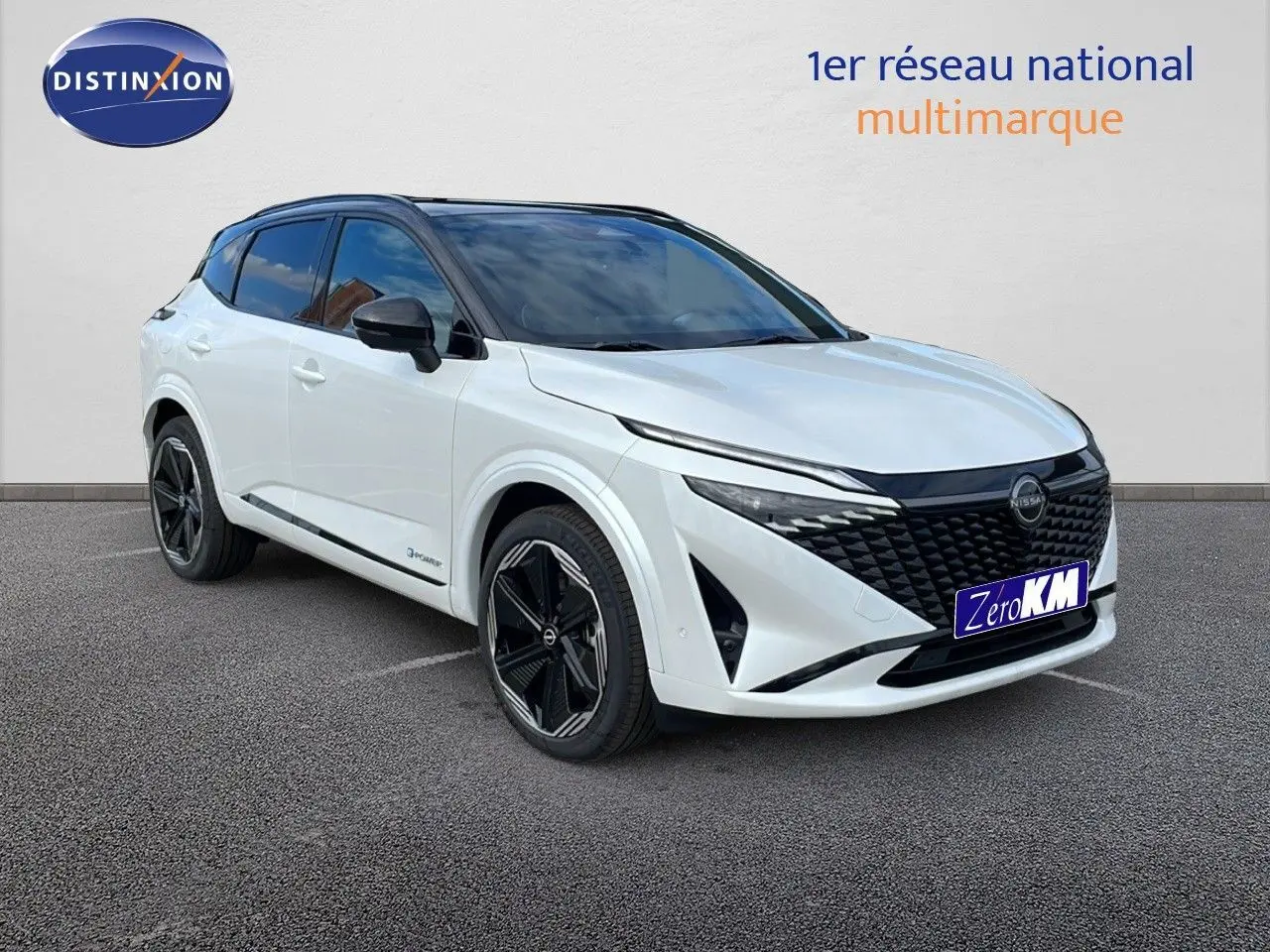 Nissan Qashqai blanc nacré avec toit noir vu de 3/4 avant droit, calandre noire et jantes noires distinctives.