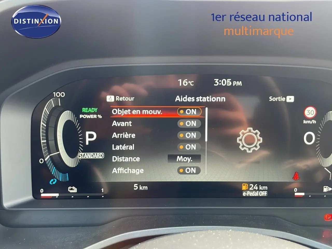 Tableau de bord numérique du Nissan Qashqai 2025 affichant les aides au stationnement activées.