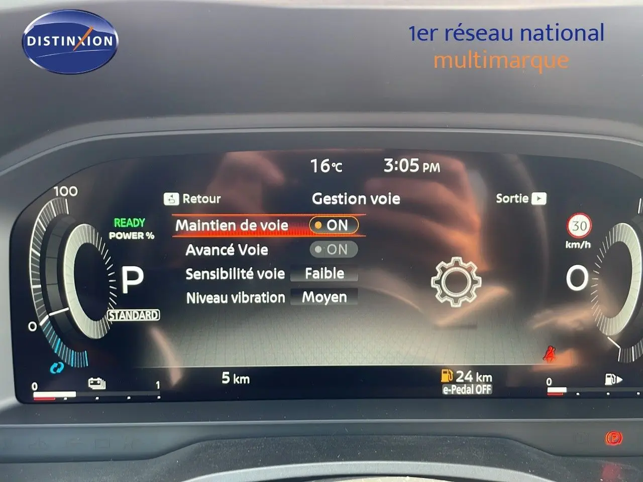 Tableau de bord numérique du Nissan Qashqai blanc nacré, affichant les réglages de maintien de voie et la vitesse limitée à 30 km/h.