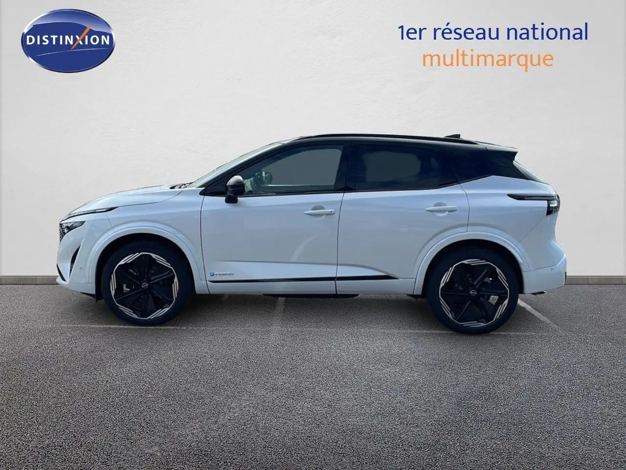 Profil droit du Nissan Qashqai 2025 blanc nacré avec toit noir, roues noires et lignes épurées modernes.