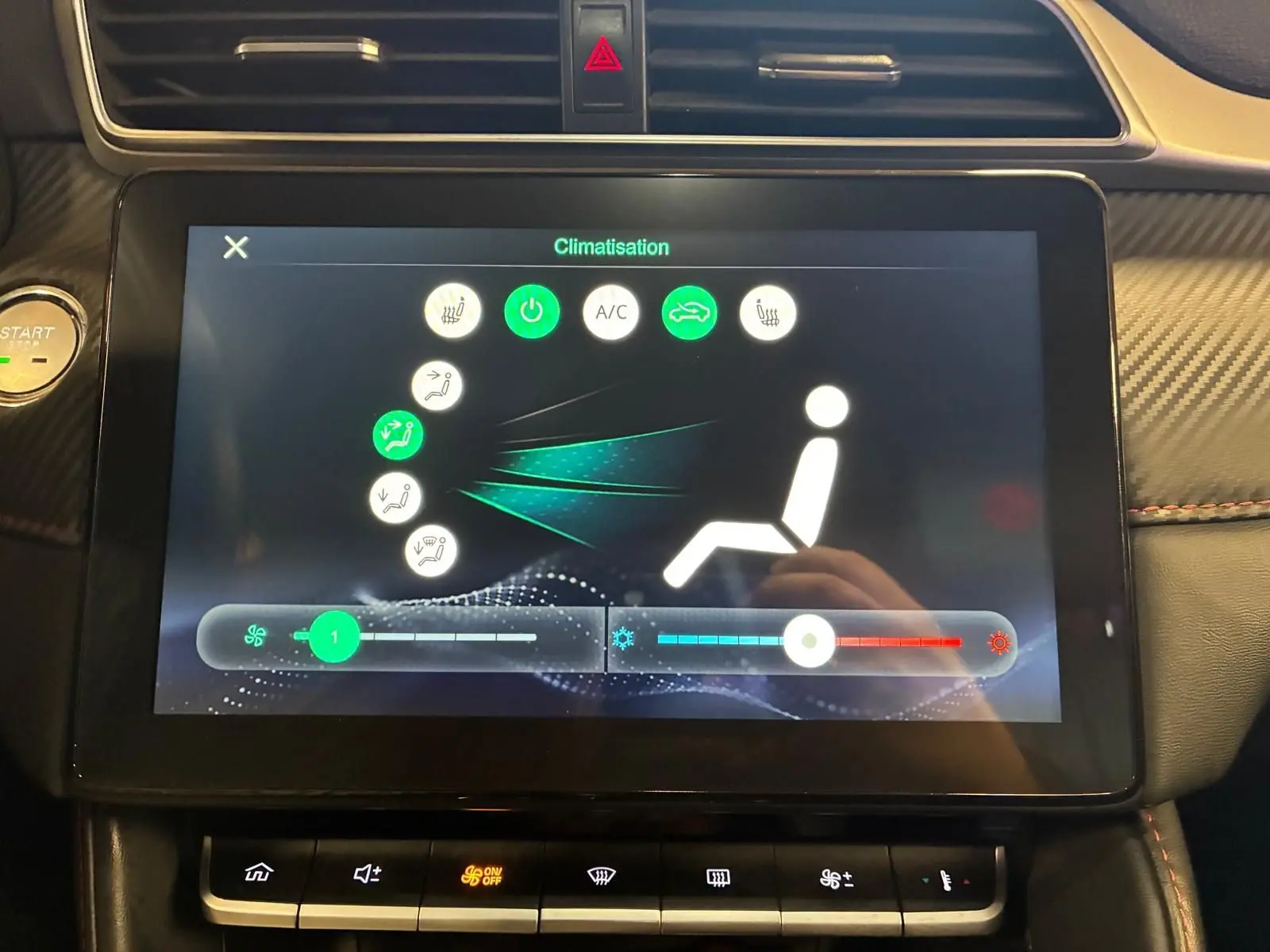 Écran tactile de la climatisation du MG ZS blanc 2022, affichant les réglages de ventilation et température.