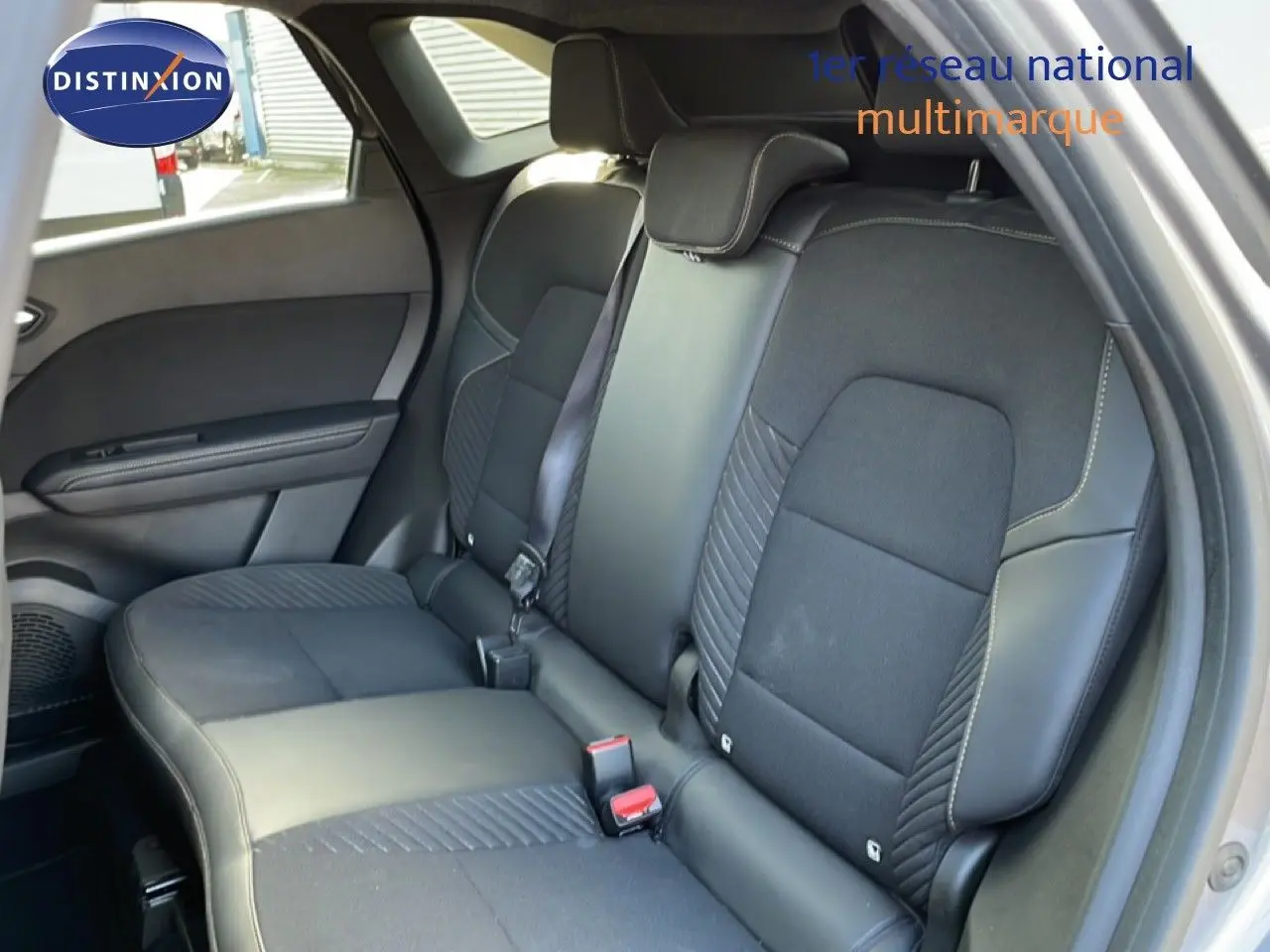 Vue intérieure côté gauche montrant la banquette arrière en tissu et cuir noir du Renault Symbioz gris cassiopée métal 2025.