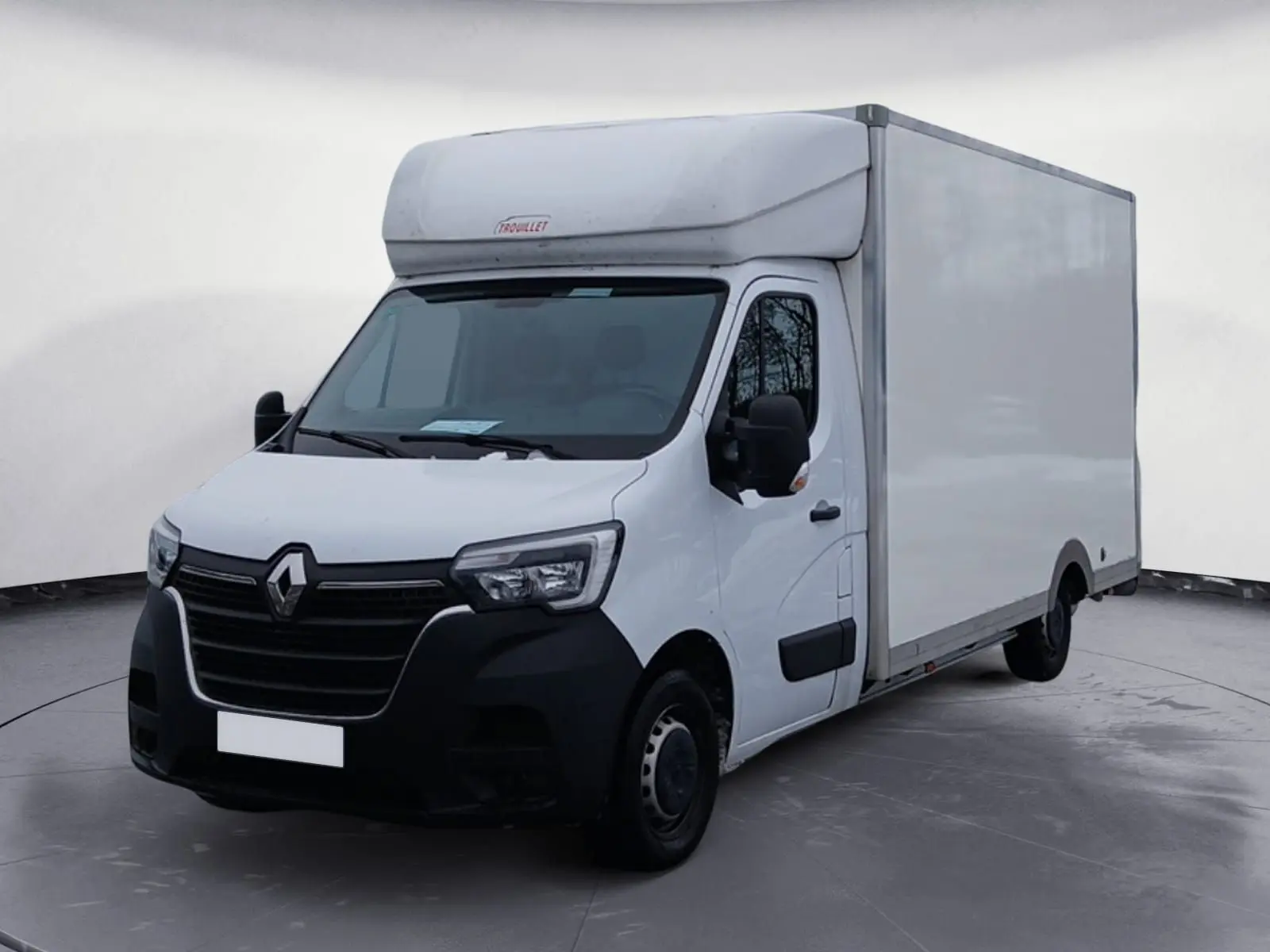 Vue 3/4 avant droite d'un Renault Master blanc avec caisse de livraison haute et calandre noire.