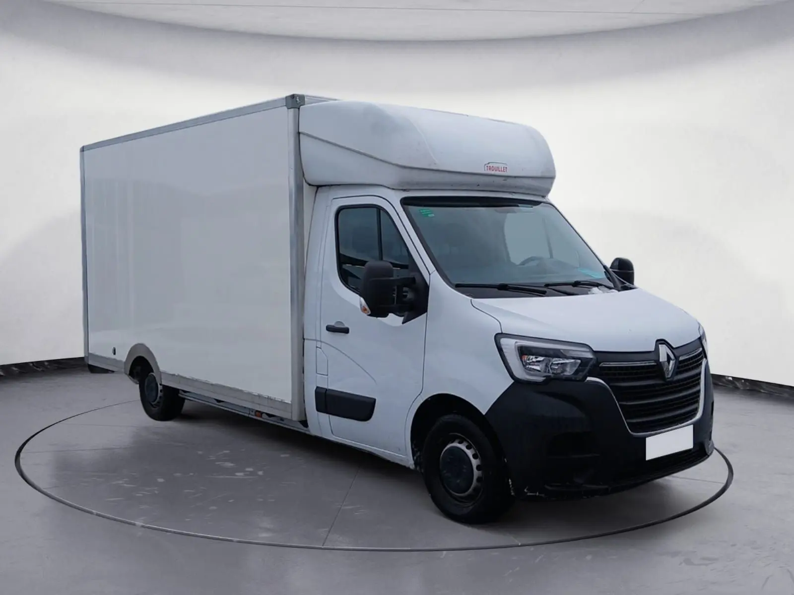 Renault Master blanc en 3/4 avant droit, fourgon caisse 20m3 avec calandre noire et toit surélevé marqué Trouillet.