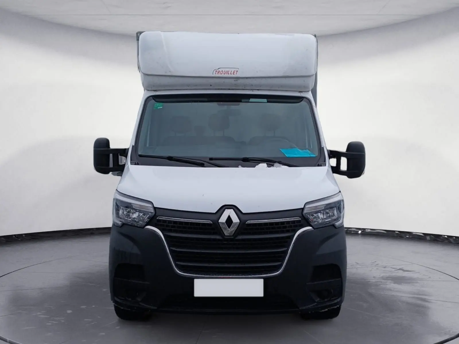 Vue frontale d’un Renault Master blanc 2023 avec caisse haute et calandre noire distinctive.