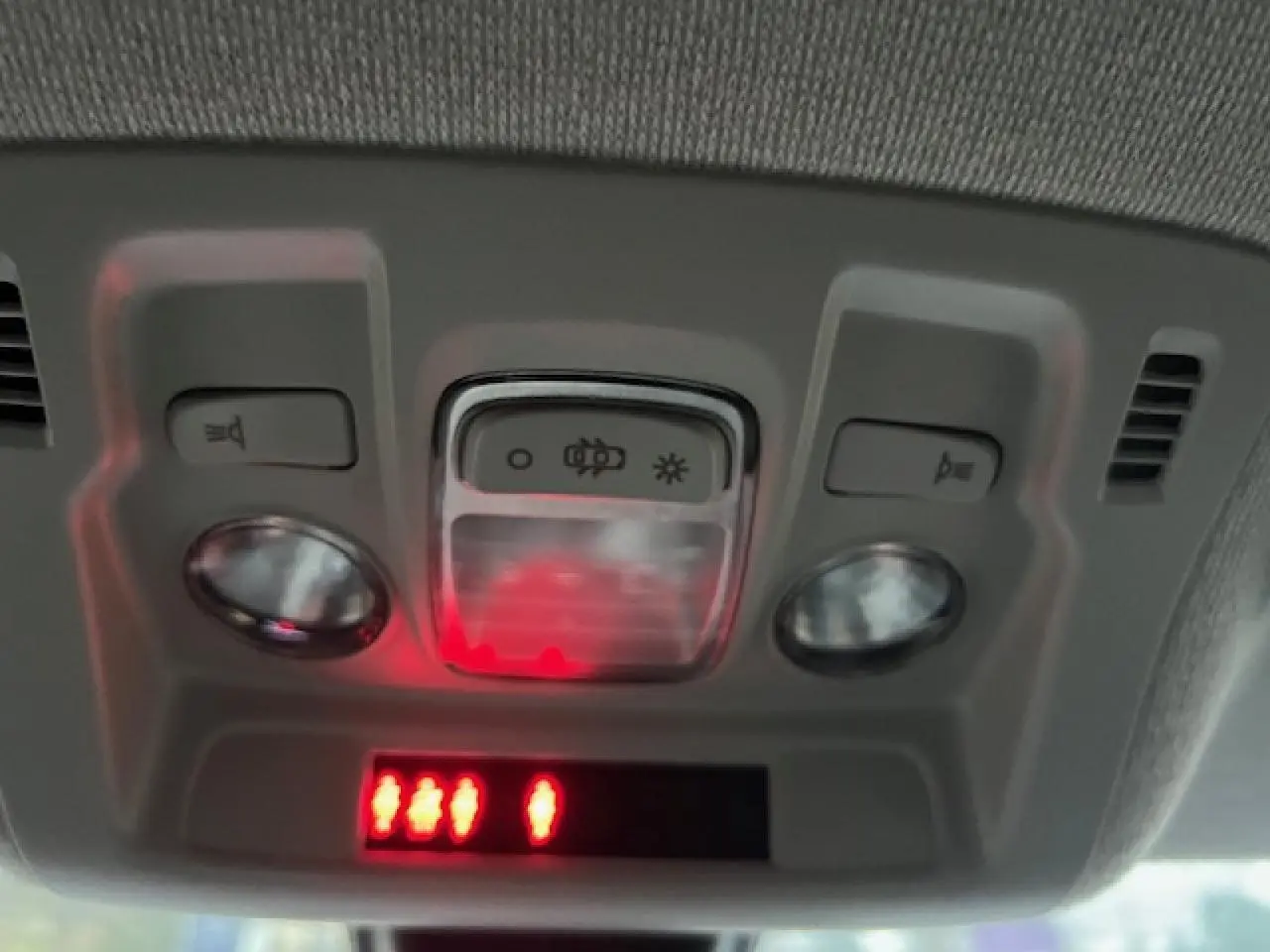 Plafonnier intérieur de Citroën C3 Shine 2023 avec boutons d’éclairage et affichage digital rouge.
