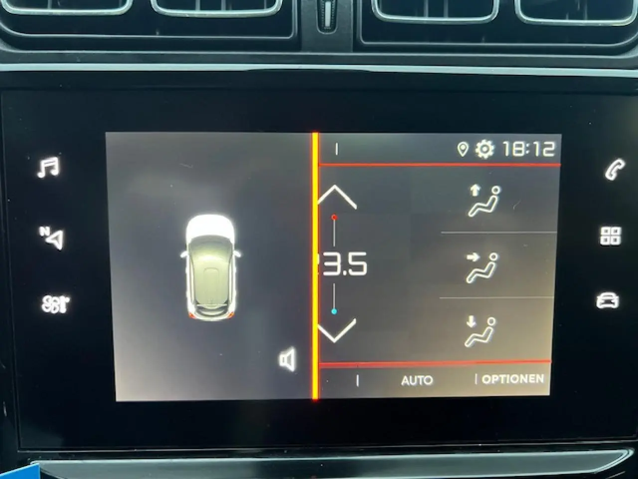 Écran tactile intérieur de la Citroën C3 Shine 2023 montrant les réglages de climatisation automatique.