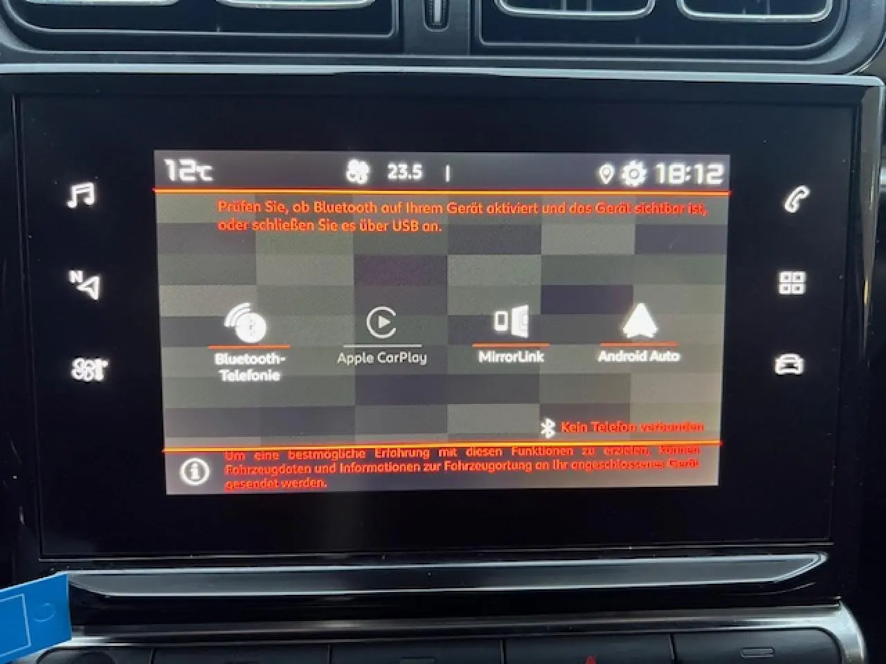 Écran tactile central de la Citroën C3 Shine 2023 montrant les options MirrorLink et Apple CarPlay, intérieur noir.