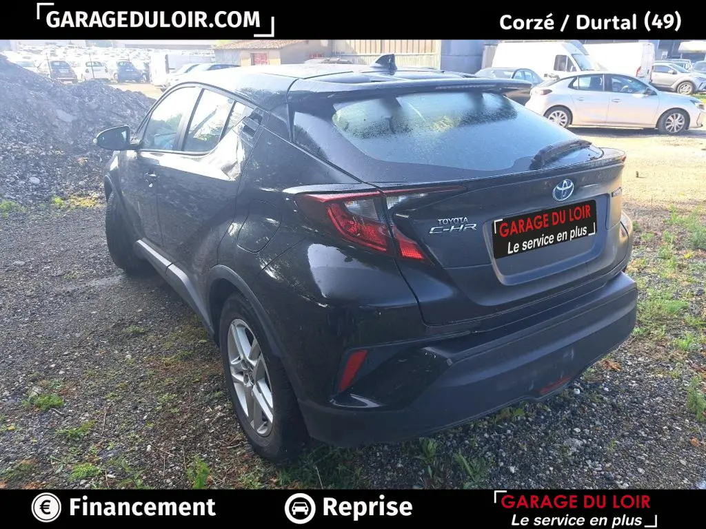 Vue 3/4 arrière droite d'un Toyota C-HR noir 2023 avec feux arrière LED et toit surélevé.