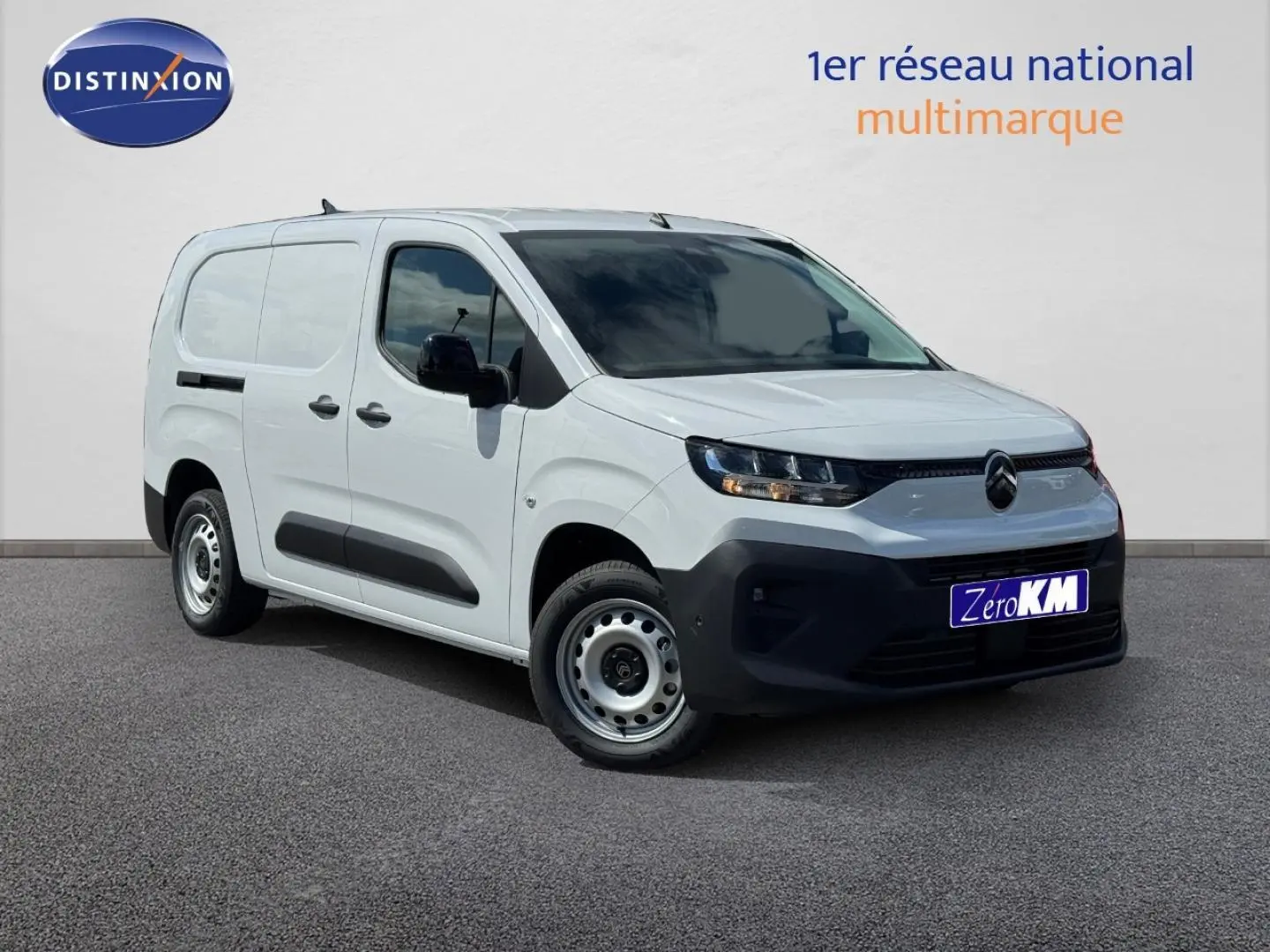Citroën Berlingo Fourgon XL blanc Icy en 3/4 avant droit avec boucliers noirs et jantes acier.
