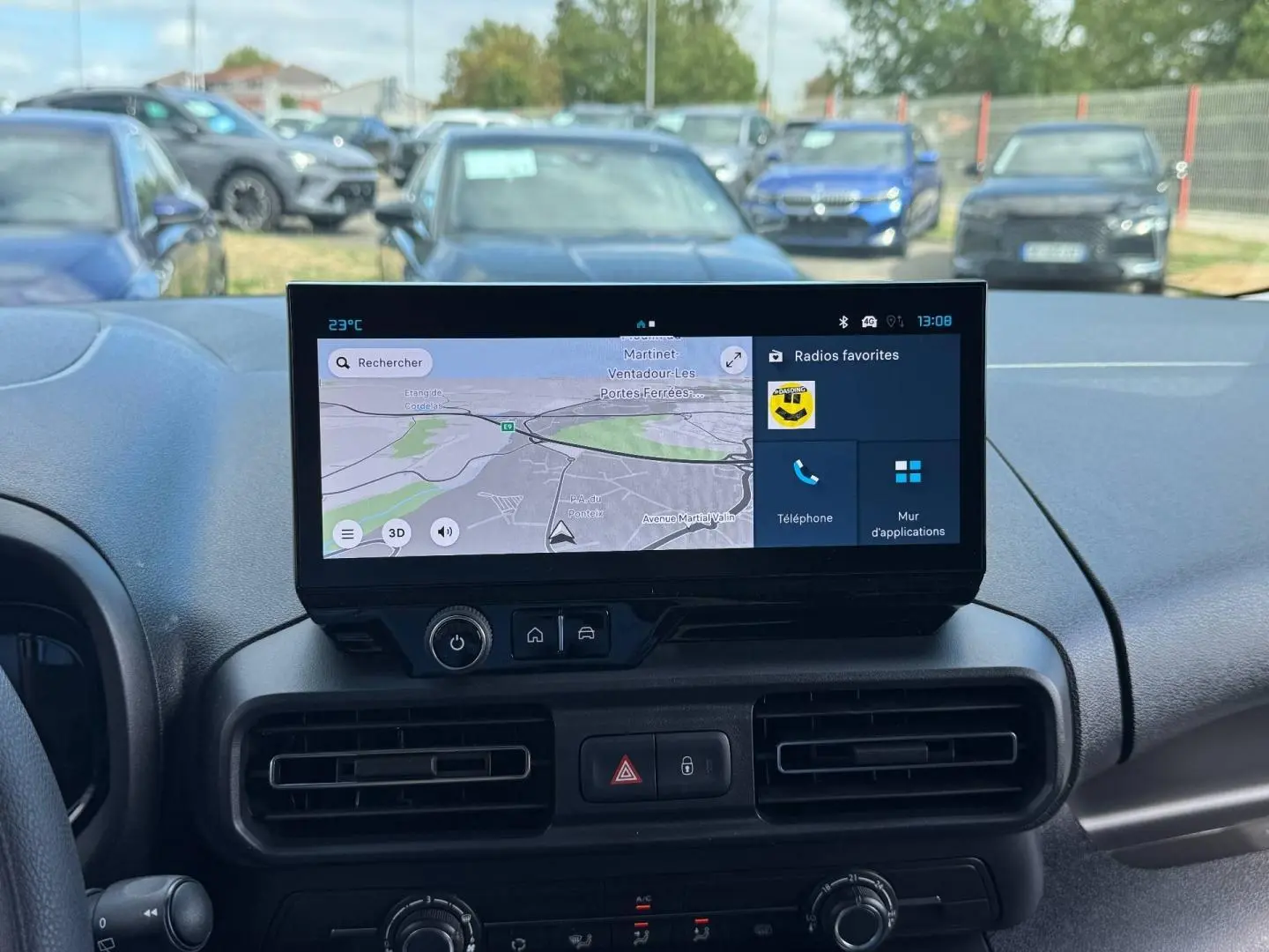 Vue intérieure centrée sur l’écran tactile du tableau de bord du Citroën Berlingo Fourgon XL Diesel blanc Icy.