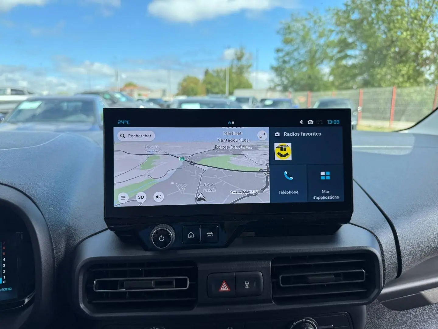 Vue intérieure du tableau de bord du Citroën Berlingo Fourgon XL 2026 avec écran tactile GPS et commandes centrales.
