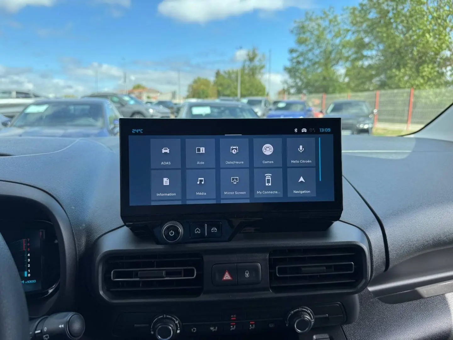Vue intérieure du tableau de bord du Citroën Berlingo XL Diesel 130ch, avec écran tactile central et commandes intégrées.