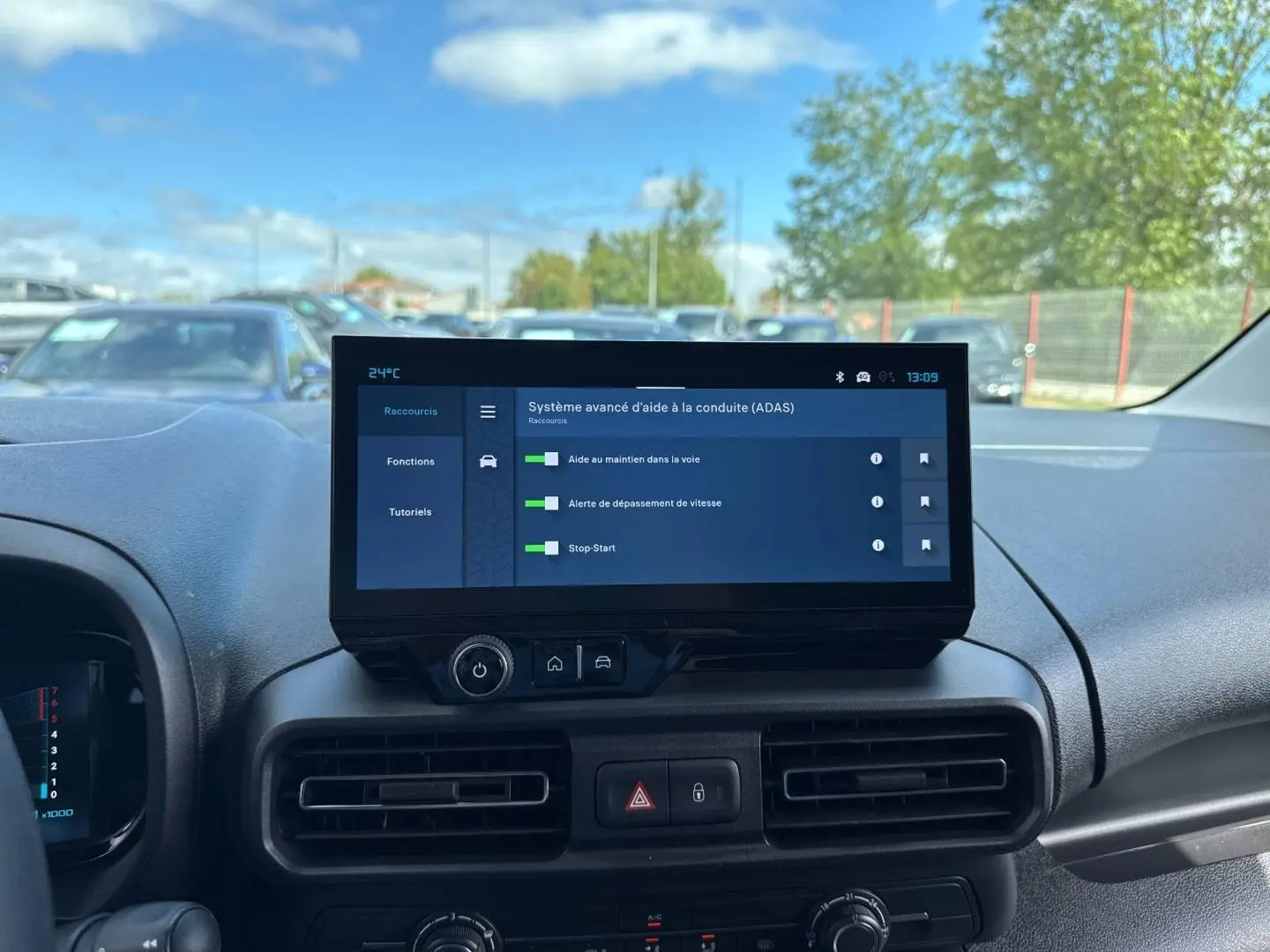 Vue intérieure du tableau de bord du Citroën Berlingo Fourgon XL blanc, avec écran tactile affichant l'aide à la conduite.