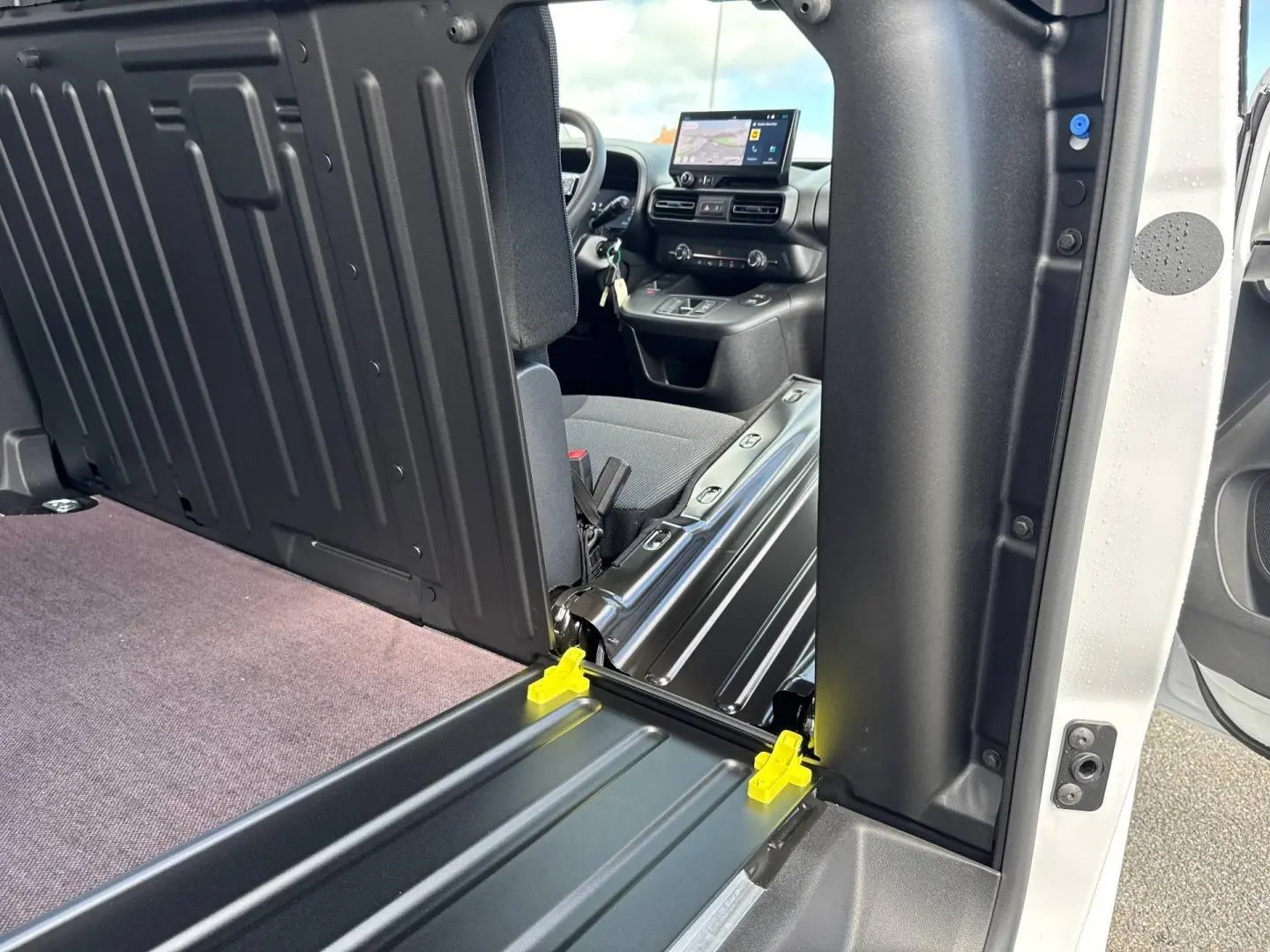 Intérieur du Citroën Berlingo Fourgon XL blanc Icy, vue côté droit avec siège avant et tableau de bord visible.