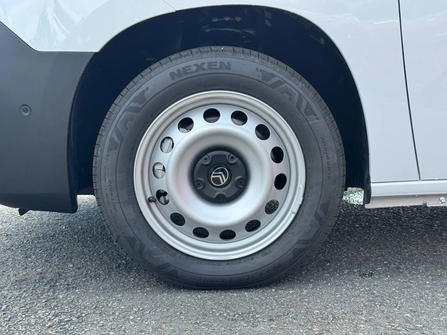 Gros plan sur la roue arrière droite acier gris du Citroën Berlingo Fourgon XL blanc Icy.