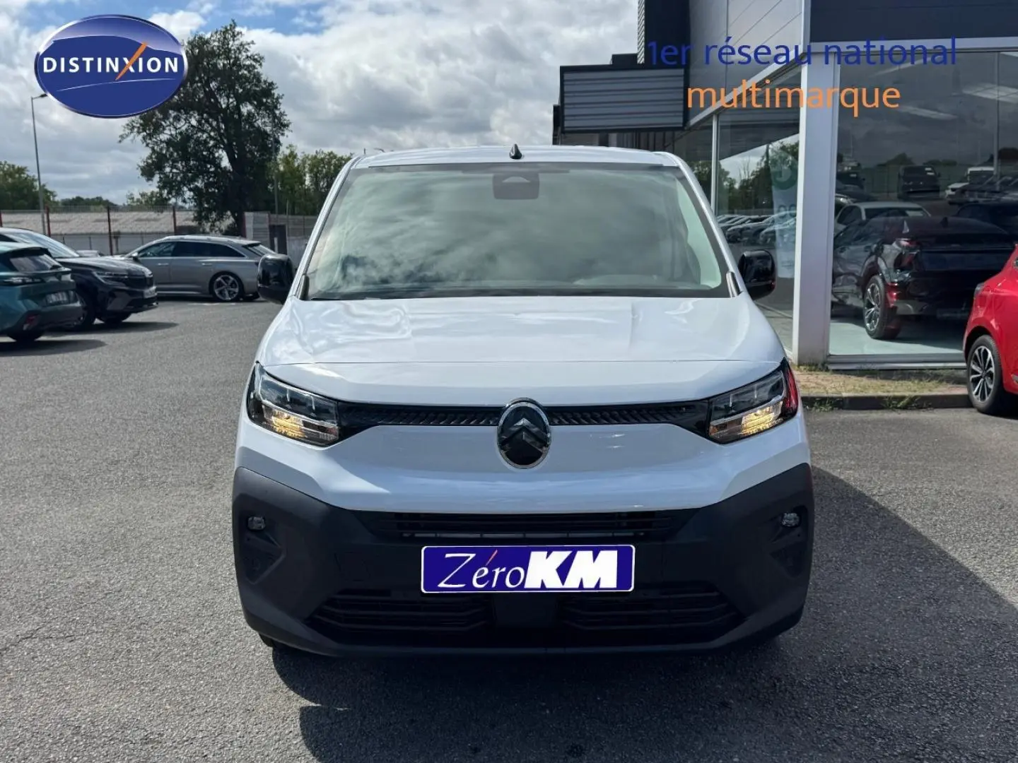 Vue de face du Citroën Berlingo Fourgon XL Diesel blanc Icy avec calandre noire et phares allumés.