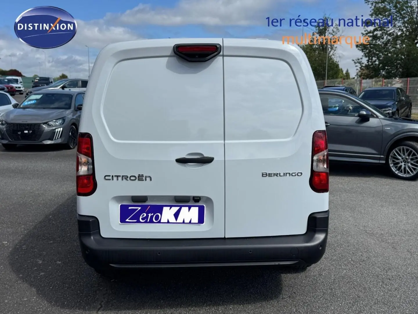 Vue arrière du Citroën Berlingo Fourgon XL blanc Icy avec portes battantes et pare-chocs noir.