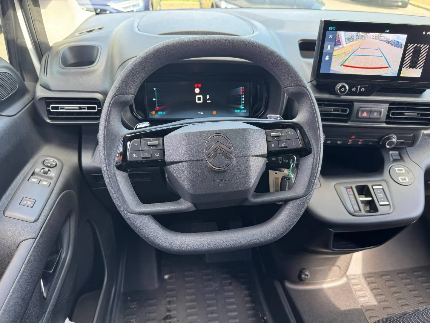 Vue intérieure centrée sur le volant multifonction et le tableau de bord numérique du Citroën Berlingo Fourgon XL Diesel 2026.