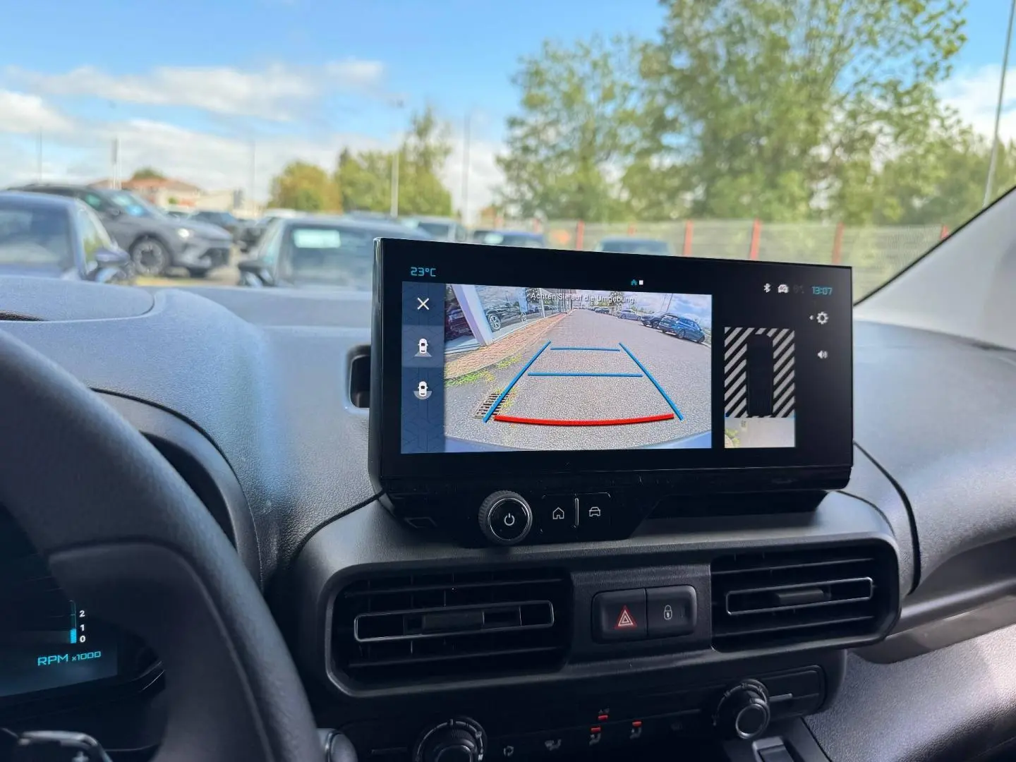 Vue intérieure du tableau de bord du Citroën Berlingo Fourgon XL 2026 avec écran tactile affichant la caméra de recul.