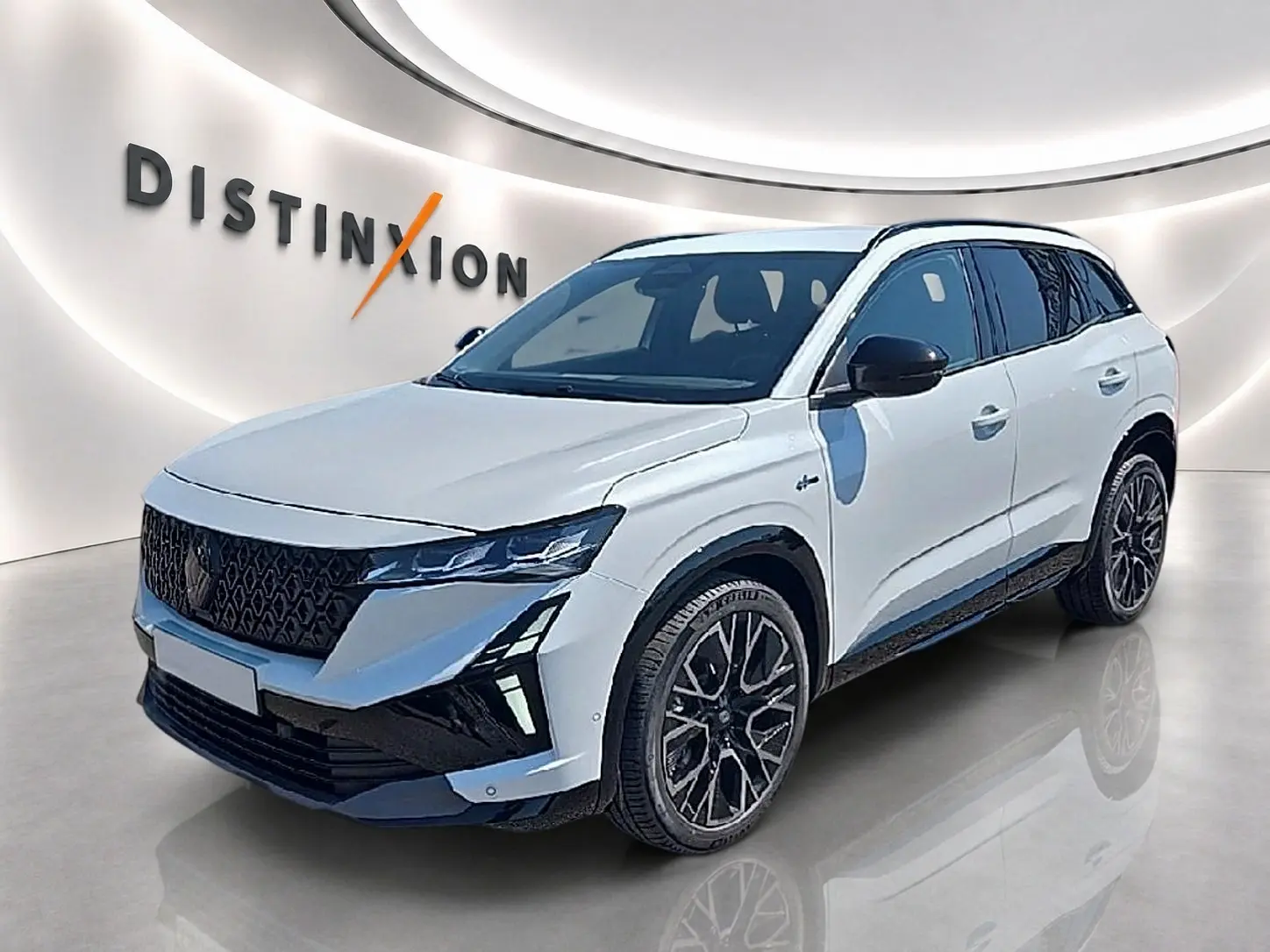 Renault Austral blanc nacré en 3/4 avant droit, avec jantes noires et toit contrasté noir brillant.