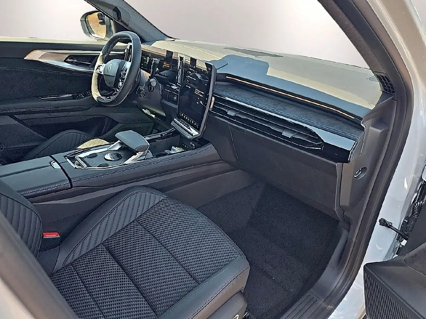 Intérieur côté passager du Renault Austral blanc nacré 2026, avec tableau de bord moderne et sièges en tissu carbone alcantara.