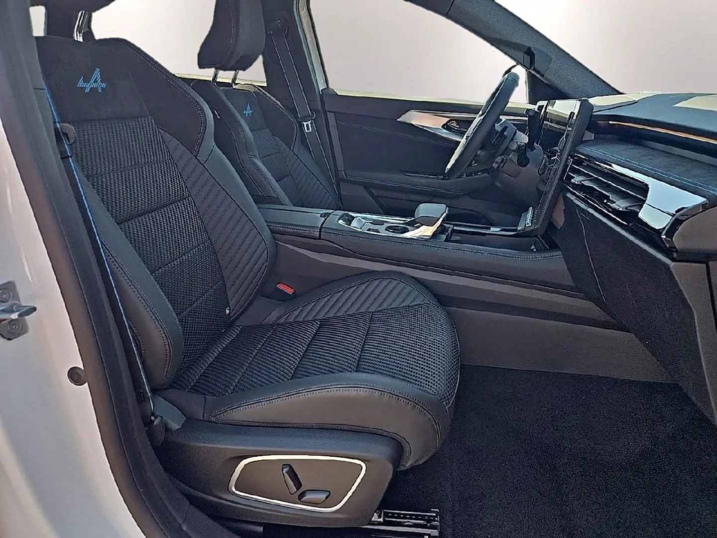 Vue intérieure côté conducteur du Renault Austral blanc nacré 2026, sièges sport noirs avec logo Alpine brodé.