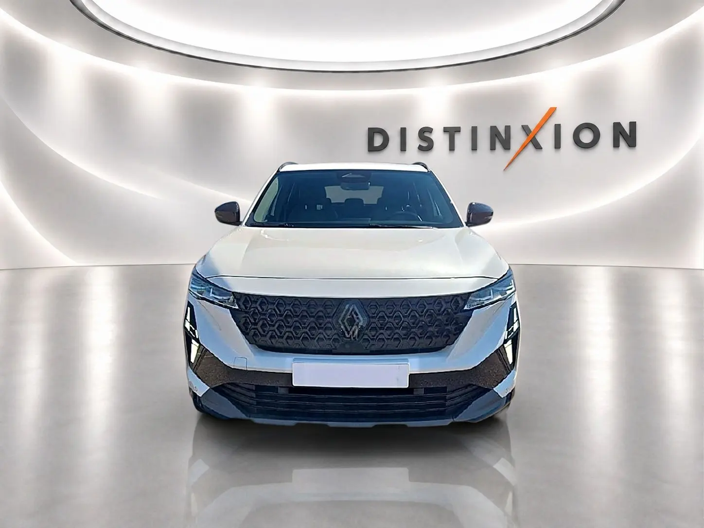 Vue avant du Renault Austral blanc nacré avec calandre noire et éclairage LED, sur fond blanc épuré avec logo Distinxion.