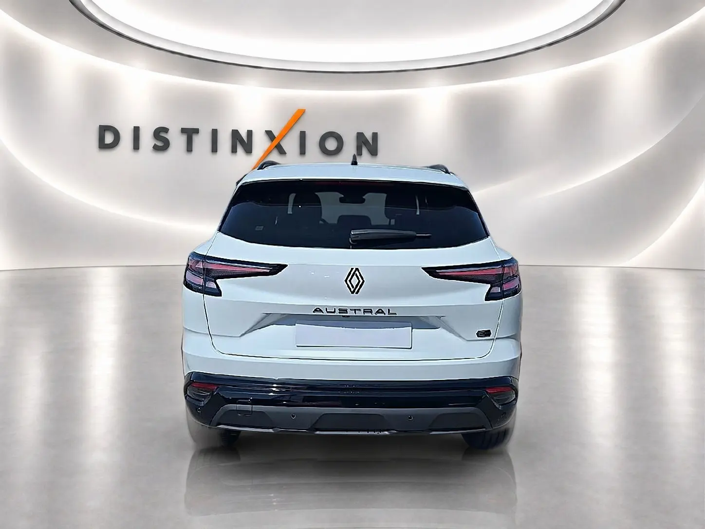Vue arrière d'un Renault Austral blanc nacré 2026 avec feux LED et logo distinctif sur fond lumineux "Distinxion".