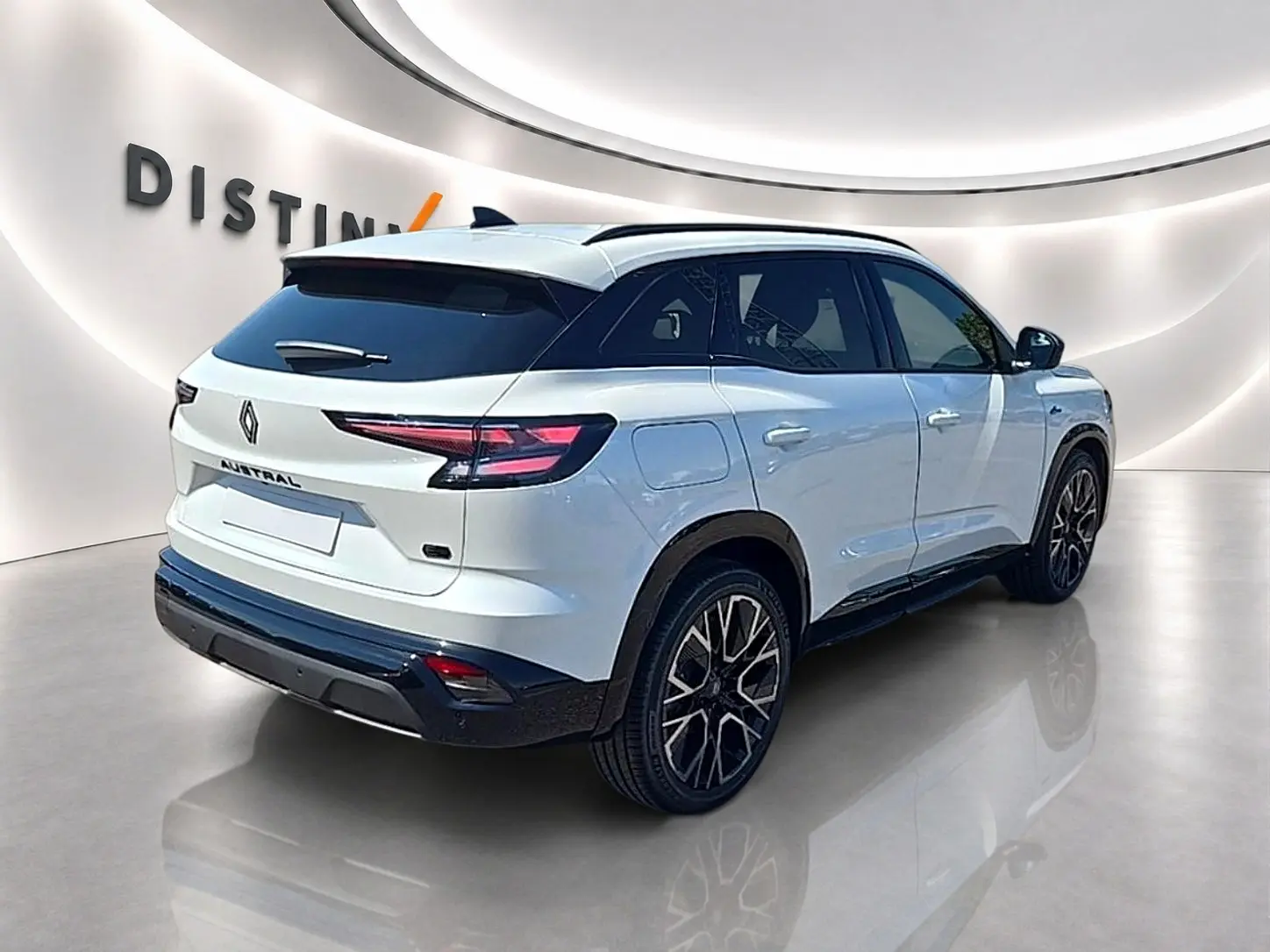 Renault Austral blanc nacré en 3/4 arrière droit, avec jantes alu noires et toit noir contrasté.