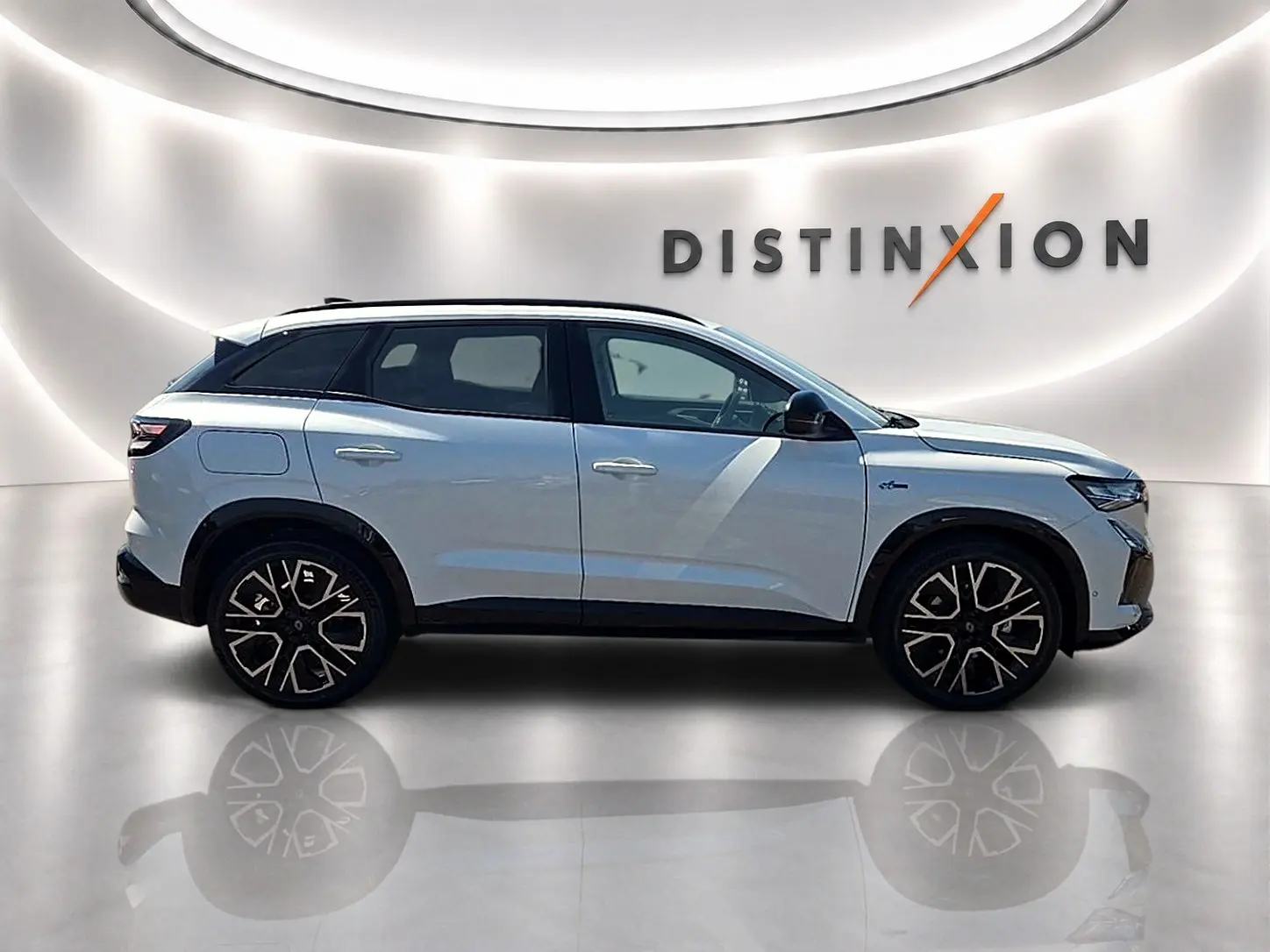 Profil droit du Renault Austral blanc nacré esprit Alpine 2026 avec jantes noires et toit noir contrasté.