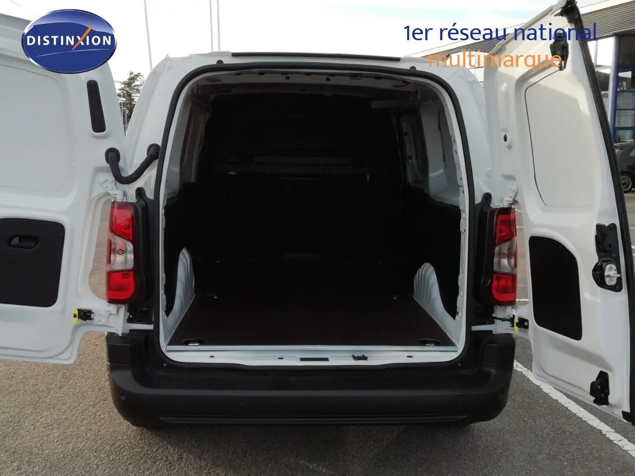 Vue arrière du Citroën Berlingo XL blanc icy avec portes ouvertes montrant l'espace de chargement vide.