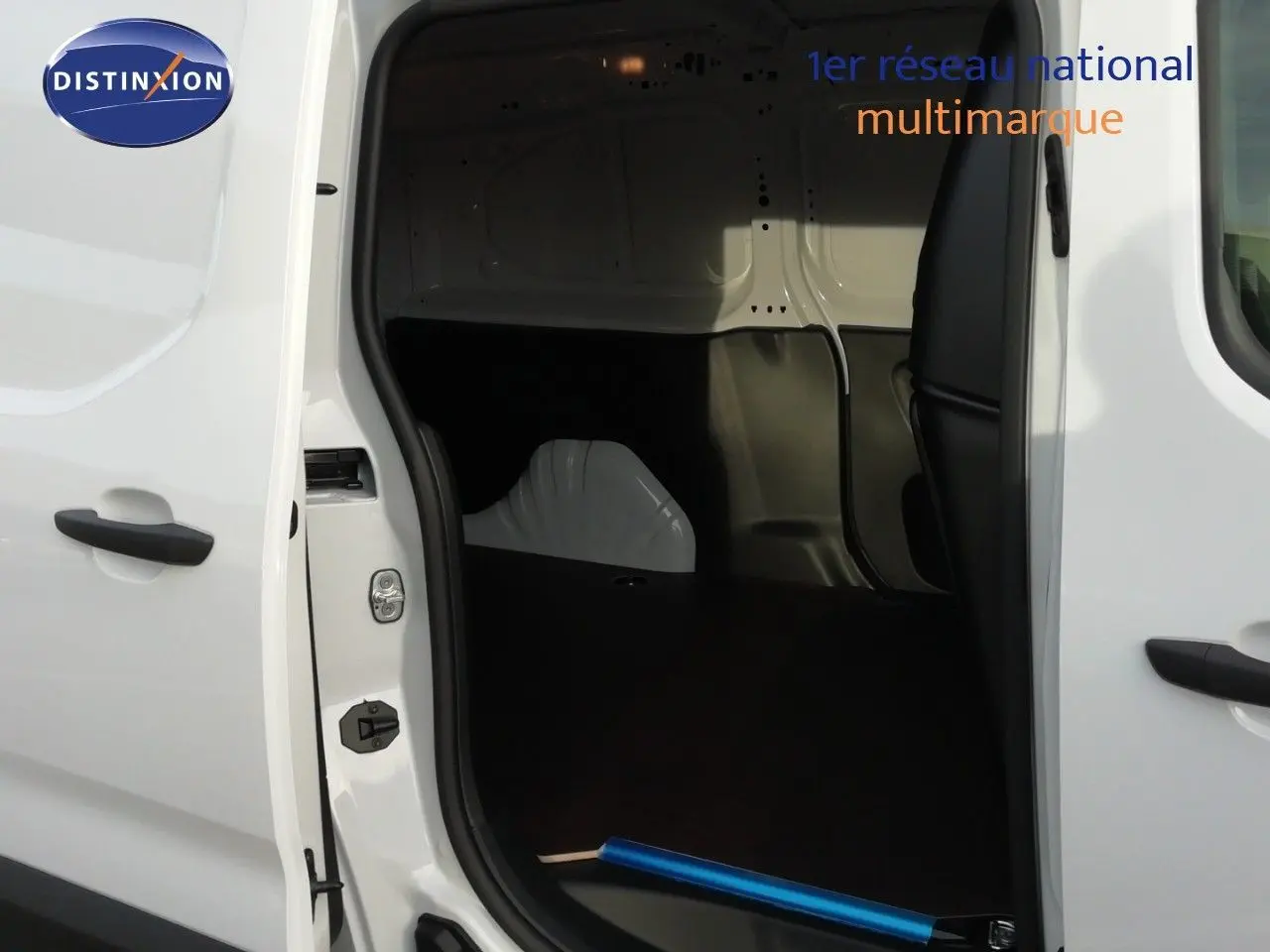 Vue latérale gauche du Citroën Berlingo XL blanc icy avec porte coulissante ouverte montrant l'espace de chargement vide.