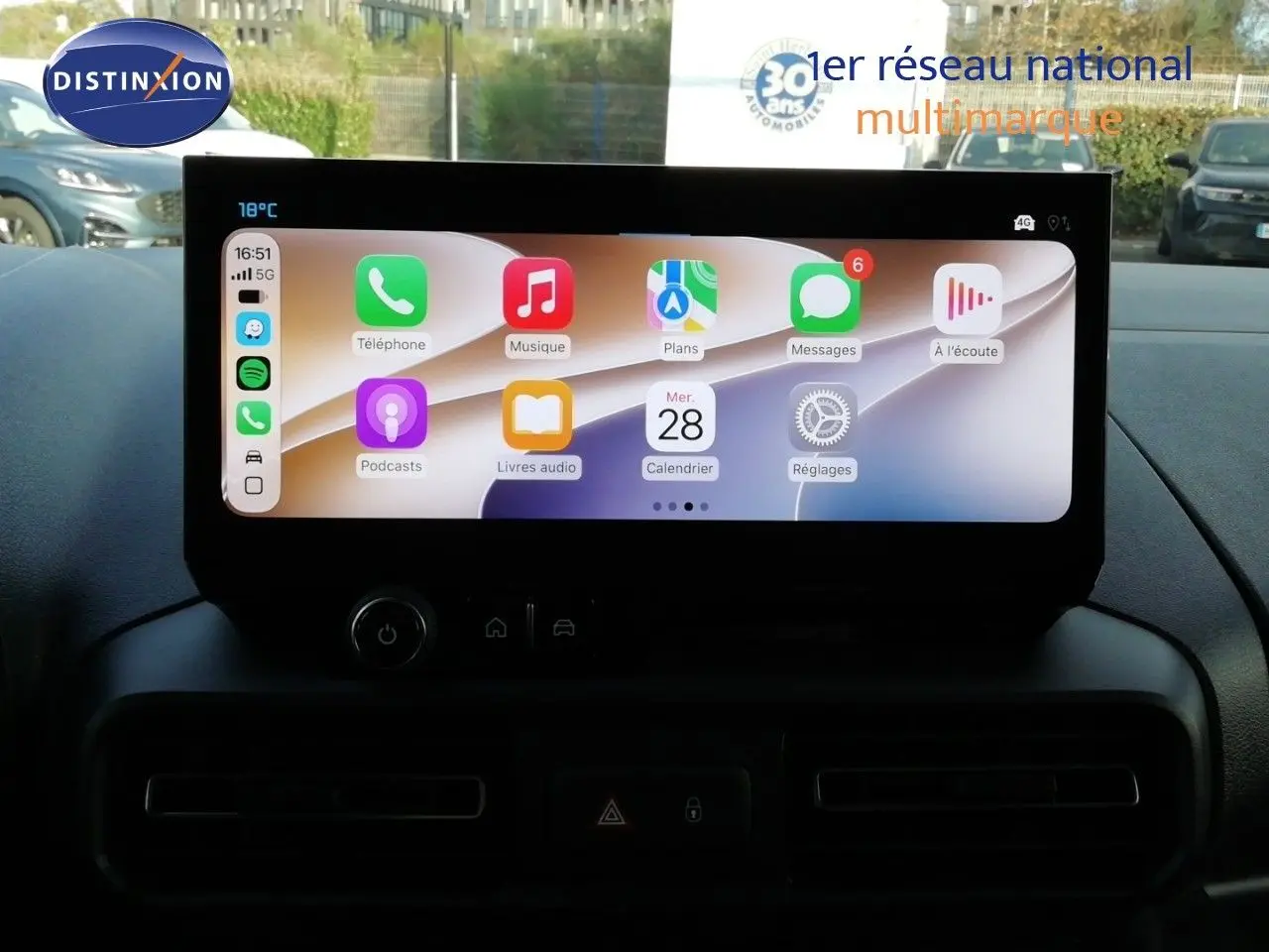 Écran tactile central du tableau de bord du Citroën Berlingo XL 2026, affichant des applications connectées.