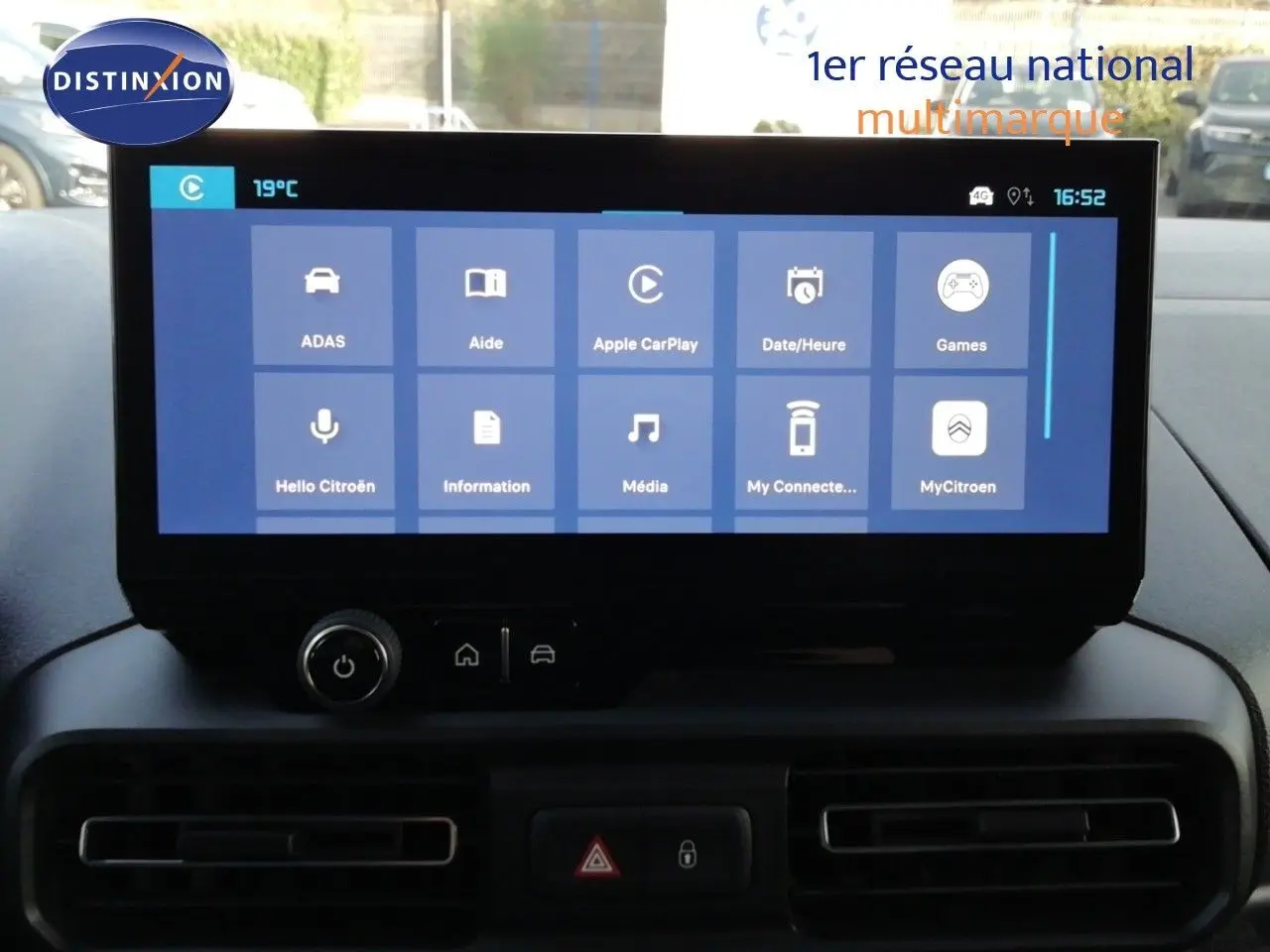 Écran tactile central du tableau de bord du Citroën Berlingo XL blanc, affichant le menu multimédia et connectivité.
