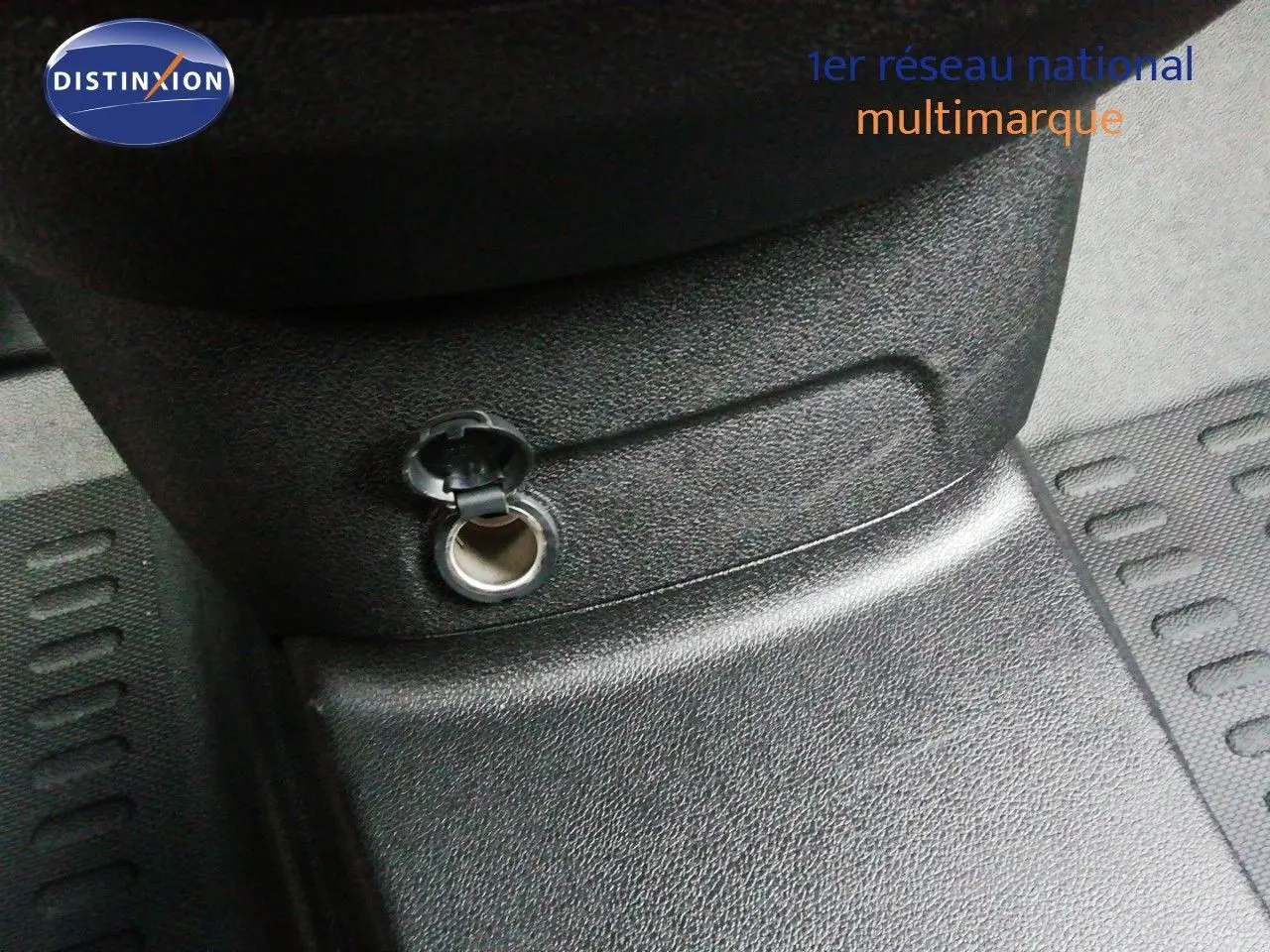 Prise allume-cigare ouverte en gros plan dans l'habitacle du Citroën Berlingo XL blanc, côté console centrale.